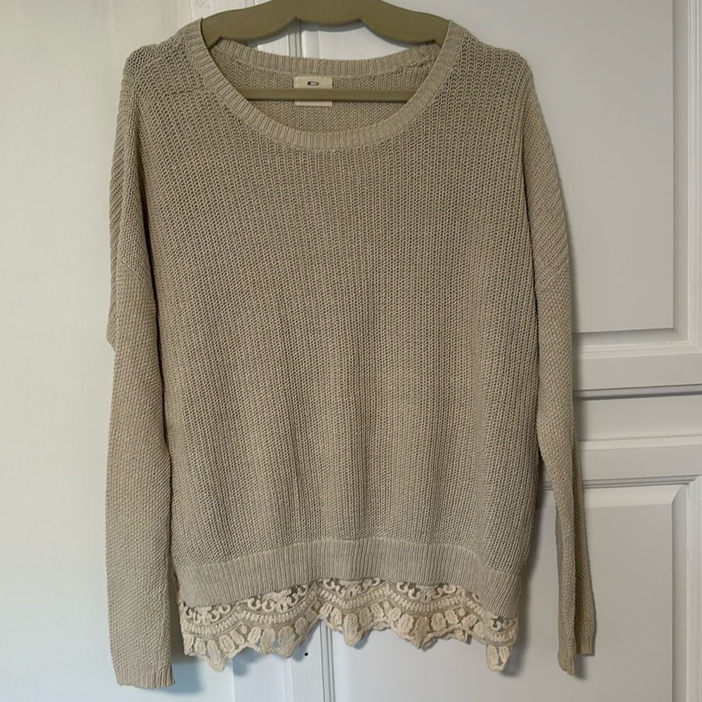 Oversized light sweater with lace detail.